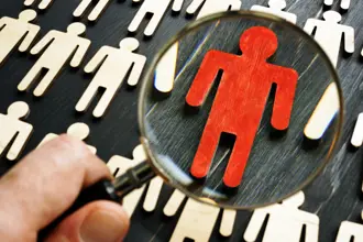 Fígúrur skoðaðar í stækkunargleri