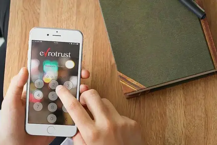 Snjallsími með Evrotrust innskráningarmynd
