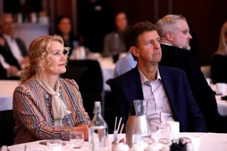 Harpa Jónsdóttir og Haukur Hafsteinsson sitja í sal á 100 ára afmælisfundi LSR