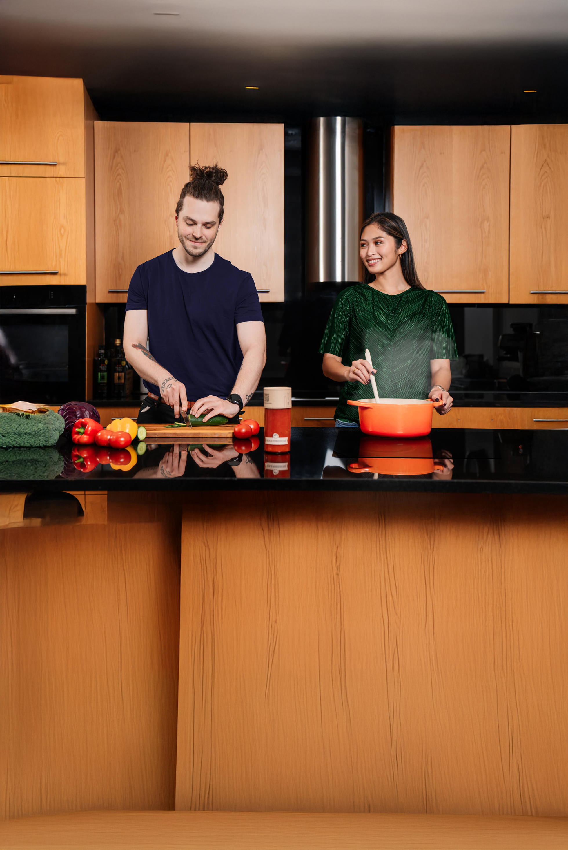 Par eldar í eldhúsi