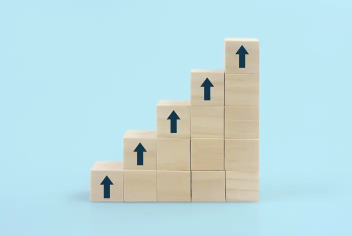 Kubbar raðaðir upp í stiga