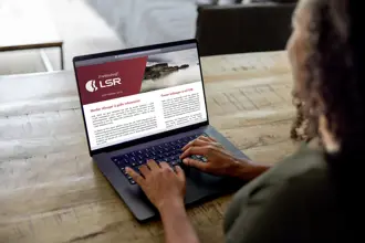 Kona les fréttabréf LSR á fartölvu