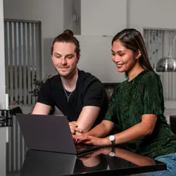 Ungt par horfir á tölvu heimavið.