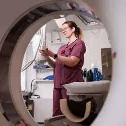 Kona að störfum á rannsóknarstofu