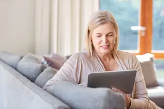 Kona að nota spjaldtölvu