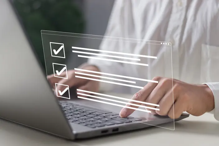 Manneskja svarar könnun á fartölvu