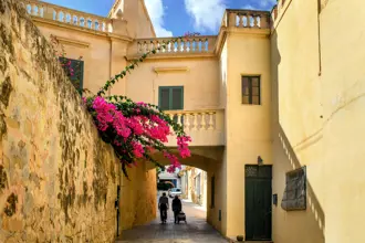 Par gengur eftir götu í erlendri borg